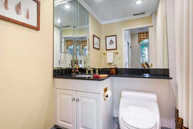 45 E Cedar Street 200, Chicago, IL 60611