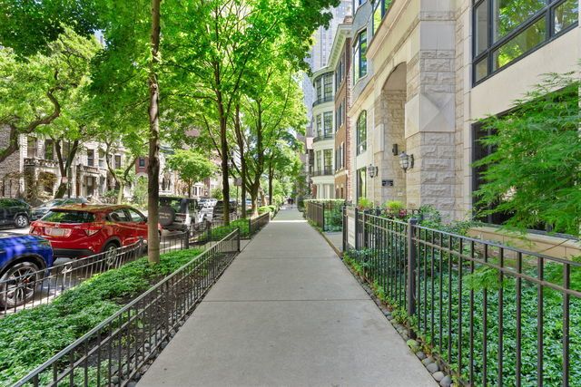 45 E Cedar Street 200, Chicago, IL 60611