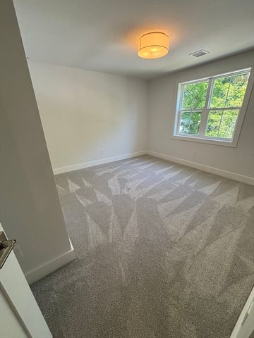 15 Mount Auburn St, Hopkinton, MA 01748