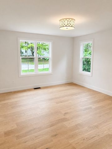15 Mount Auburn St, Hopkinton, MA 01748
