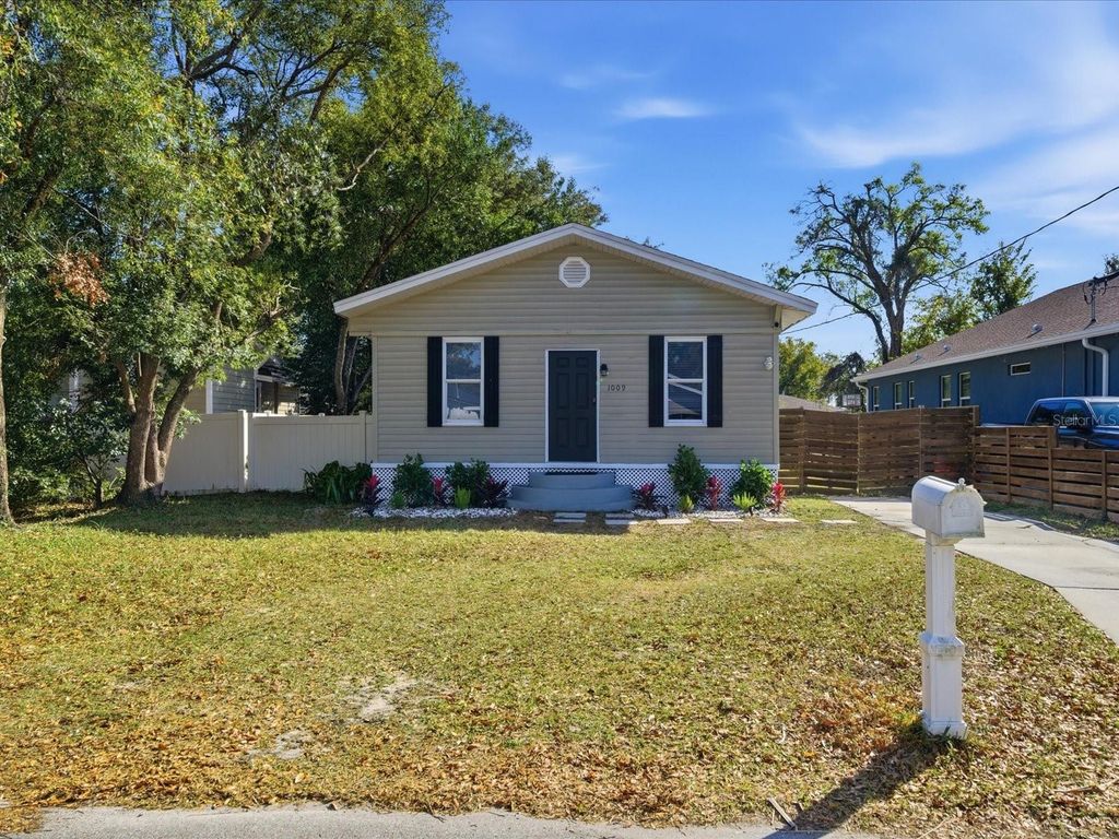 Image 2 of property listing at 1009 E CURTIS STREET, Tampa, FL 33603