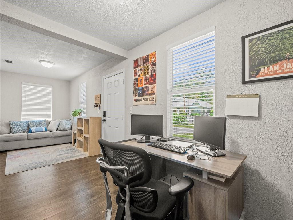 Image 11 of property listing at 1009 E CURTIS STREET, Tampa, FL 33603