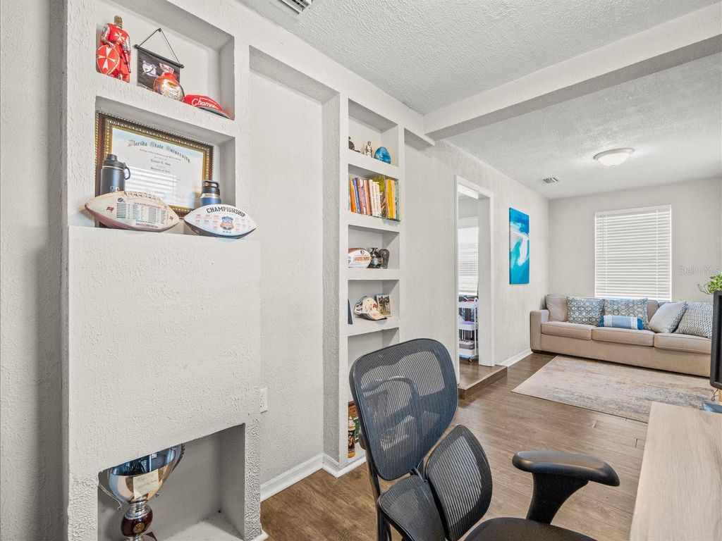 Image 12 of property listing at 1009 E CURTIS STREET, Tampa, FL 33603