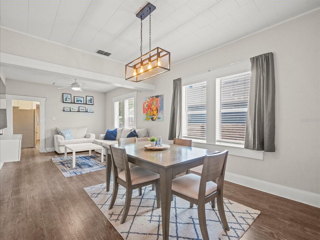 Image 15 of property listing at 1009 E CURTIS STREET, Tampa, FL 33603