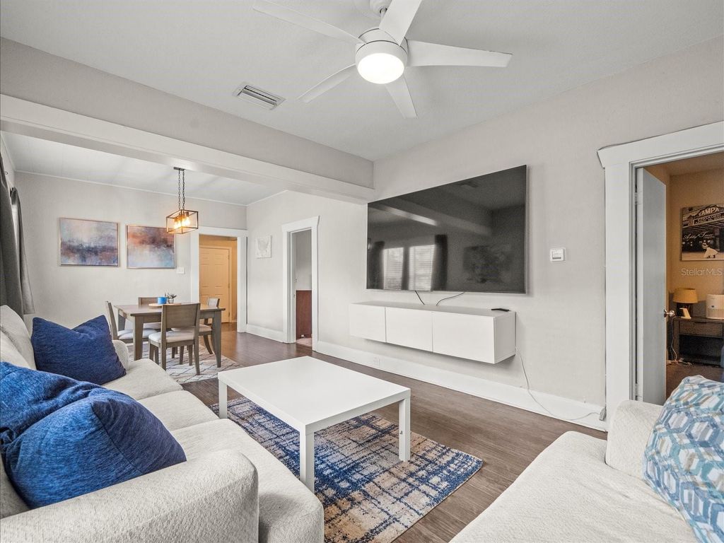 Image 18 of property listing at 1009 E CURTIS STREET, Tampa, FL 33603