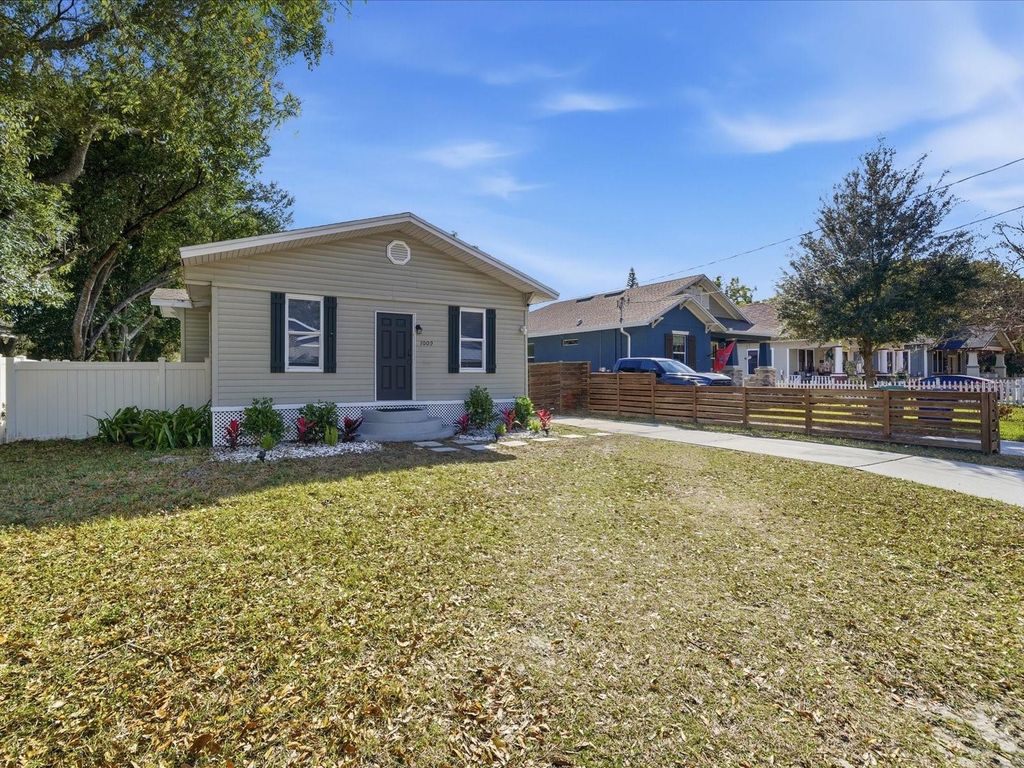 Image 3 of property listing at 1009 E CURTIS STREET, Tampa, FL 33603