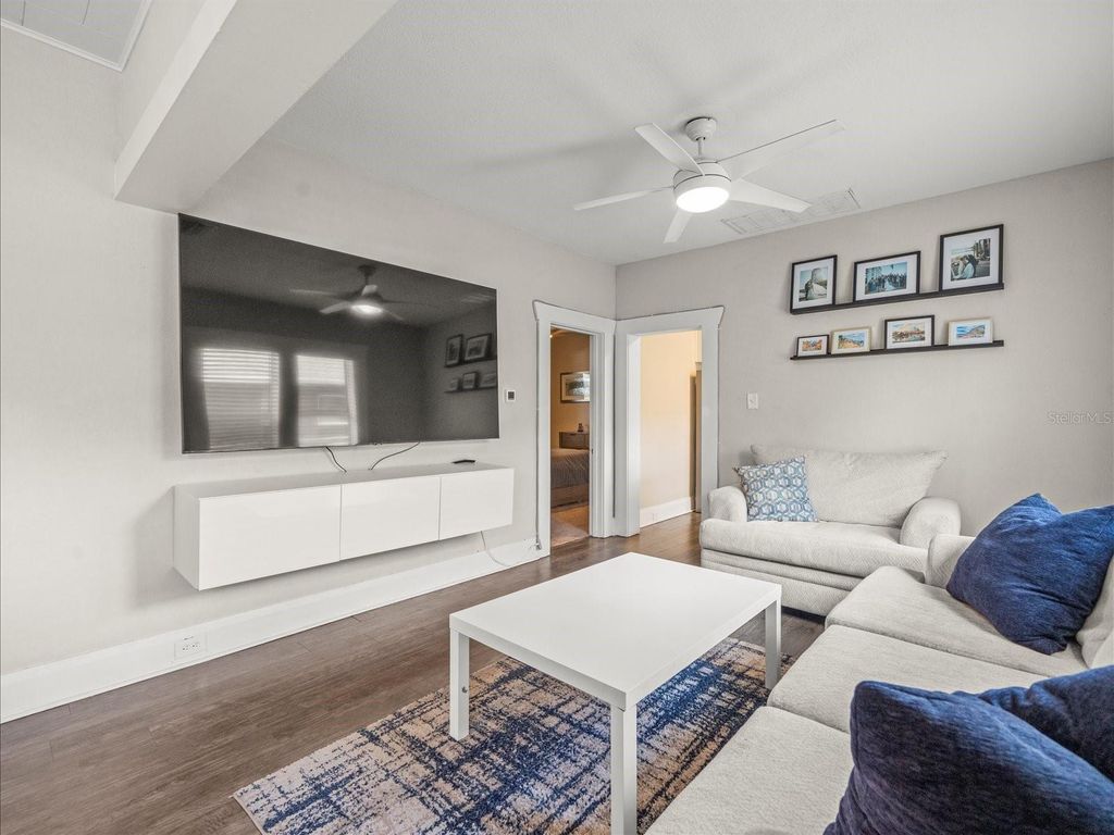 Image 21 of property listing at 1009 E CURTIS STREET, Tampa, FL 33603