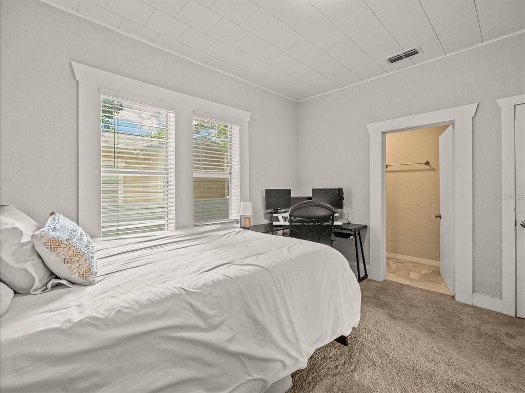 Image 36 of property listing at 1009 E CURTIS STREET, Tampa, FL 33603