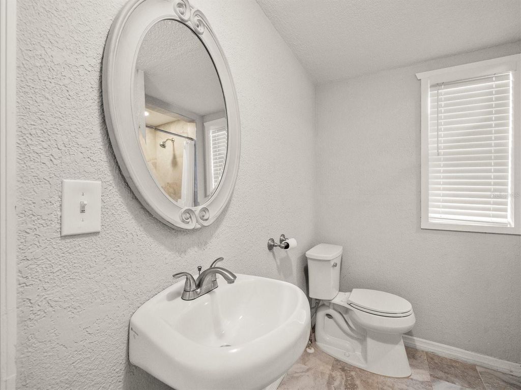 Image 37 of property listing at 1009 E CURTIS STREET, Tampa, FL 33603