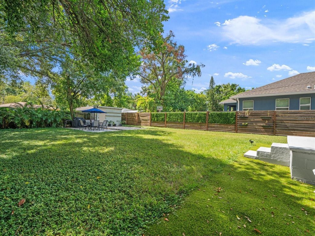 Image 5 of property listing at 1009 E CURTIS STREET, Tampa, FL 33603