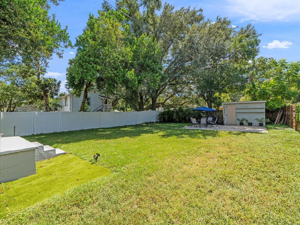 Image 6 of property listing at 1009 E CURTIS STREET, Tampa, FL 33603