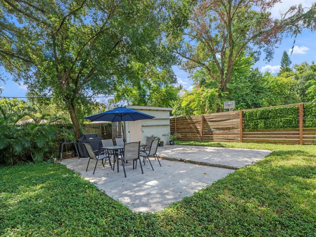 Image 7 of property listing at 1009 E CURTIS STREET, Tampa, FL 33603