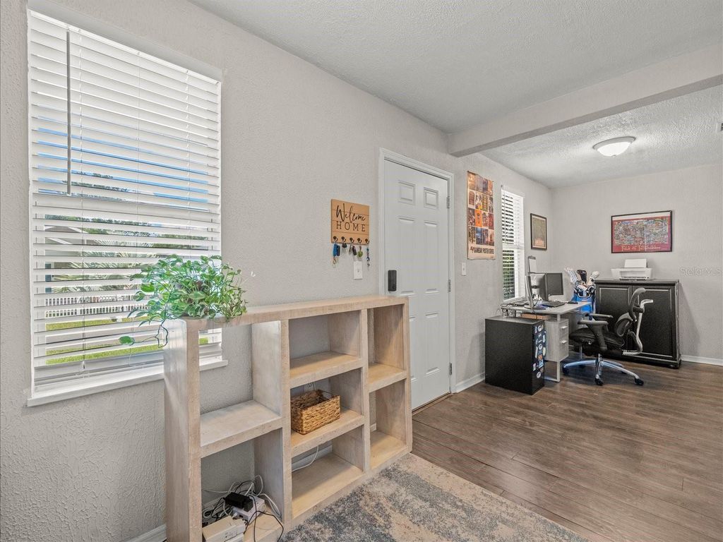 Image 10 of property listing at 1009 E CURTIS STREET, Tampa, FL 33603