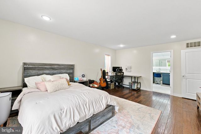 970 BORTONS LANDING RD, Moorestown, NJ 08057