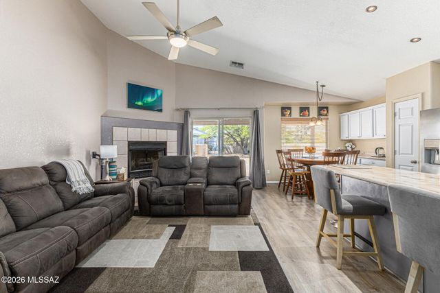 948 S Goldenweed Way, Tucson, AZ 85748