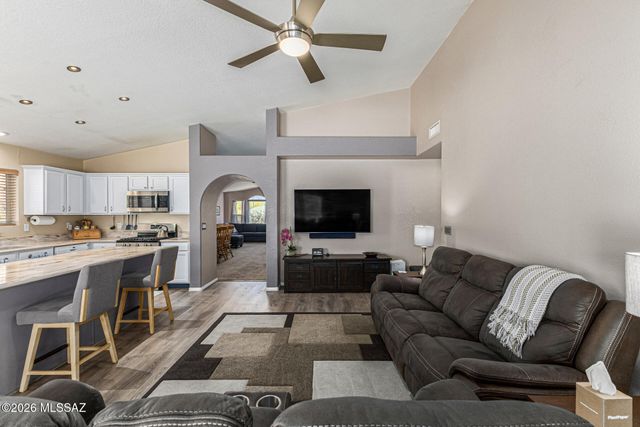 948 S Goldenweed Way, Tucson, AZ 85748