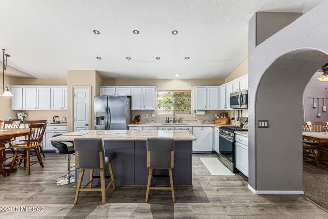 948 S Goldenweed Way, Tucson, AZ 85748