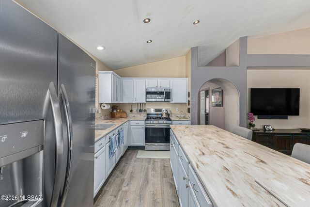 948 S Goldenweed Way, Tucson, AZ 85748