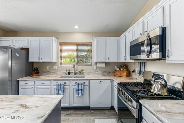 948 S Goldenweed Way, Tucson, AZ 85748