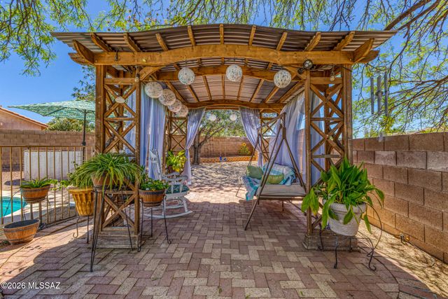 948 S Goldenweed Way, Tucson, AZ 85748