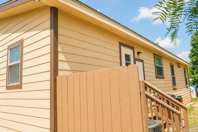 18066 La Gloria Rd, Elmendorf, TX 78112