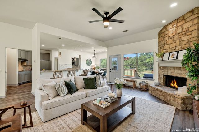 913 Long Mdw, Spring Branch, TX 78070