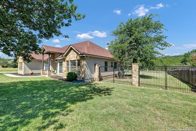 913 Long Mdw, Spring Branch, TX 78070