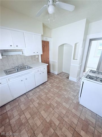 3395 W 100th Street UP, Cleveland, OH 44111