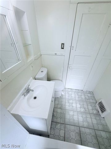 3395 W 100th Street UP, Cleveland, OH 44111