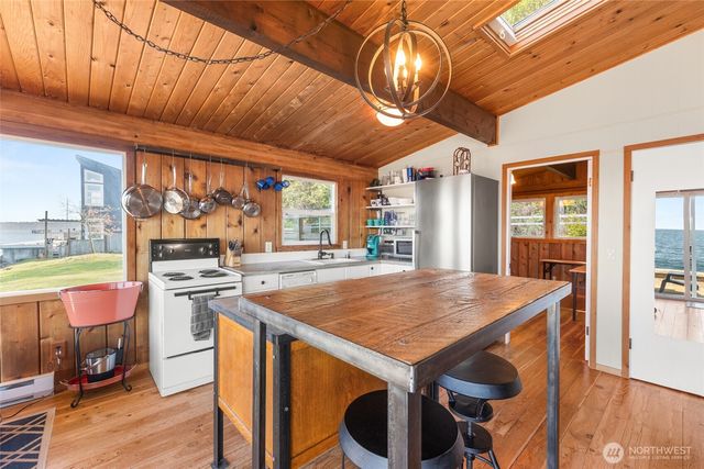 10873 Point Vashon Drive SW, Vashon, WA 98070