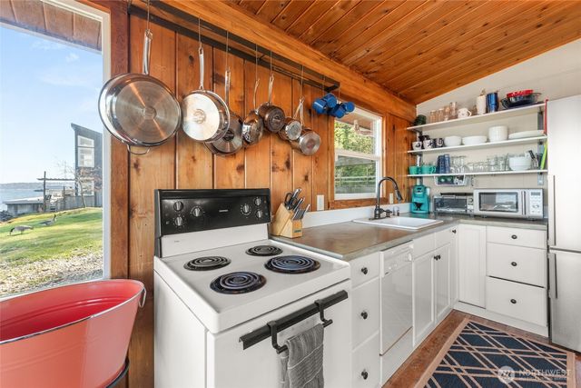 10873 Point Vashon Drive SW, Vashon, WA 98070