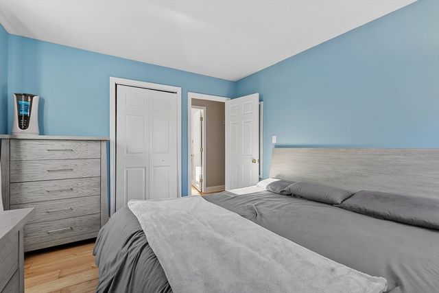 127 Thornton Ave, Lowell, MA 01852