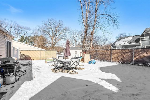 127 Thornton Ave, Lowell, MA 01852