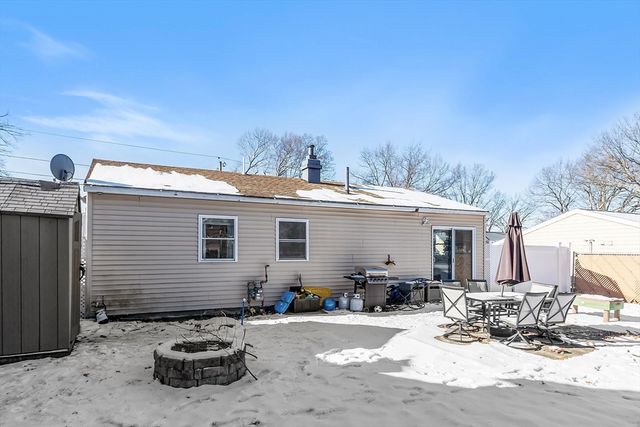 127 Thornton Ave, Lowell, MA 01852