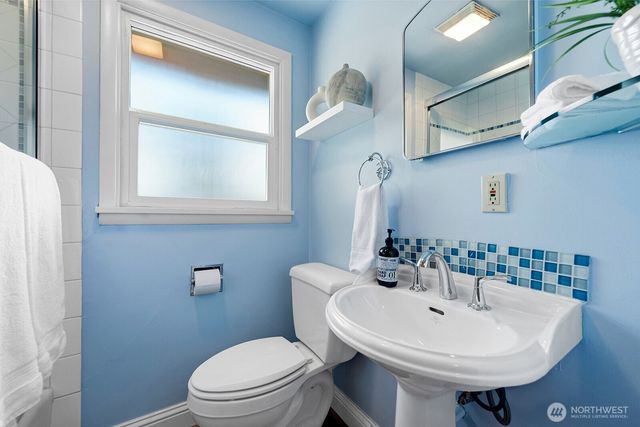 6750 36th Avenue SW, Seattle, WA 98126