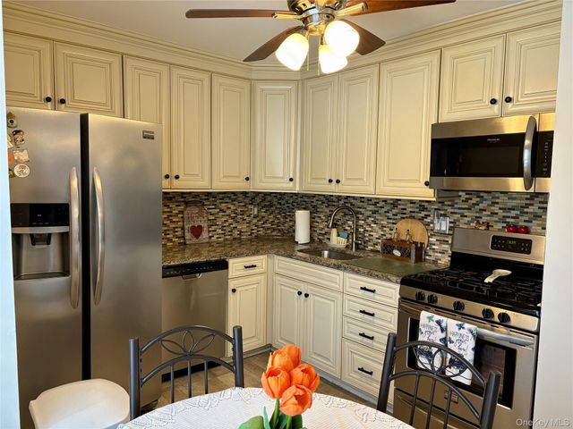 9 Willow Ct 9, Selden, NY 11784