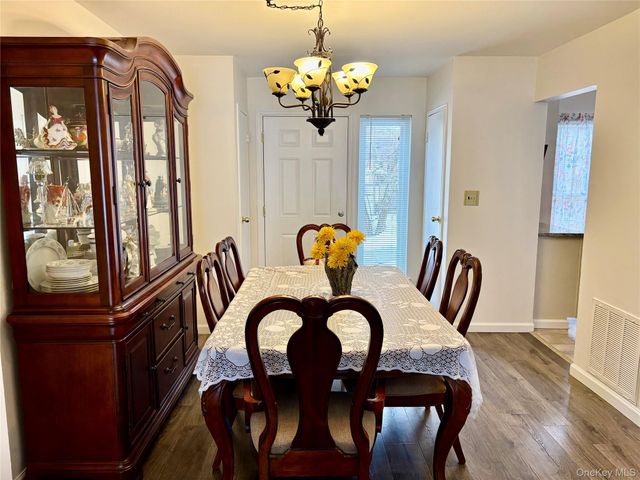 9 Willow Ct 9, Selden, NY 11784