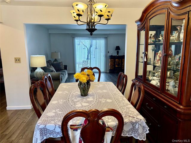 9 Willow Ct 9, Selden, NY 11784