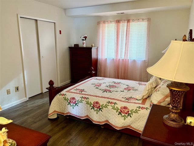 9 Willow Ct 9, Selden, NY 11784