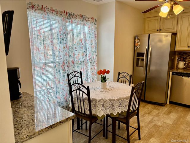 9 Willow Ct 9, Selden, NY 11784