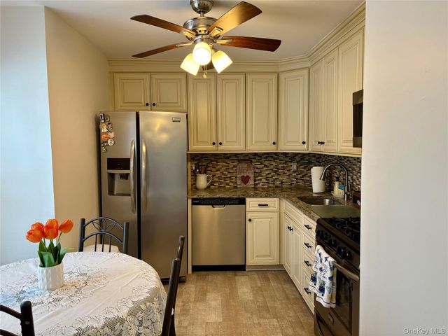 9 Willow Ct 9, Selden, NY 11784