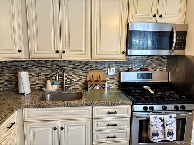 9 Willow Ct 9, Selden, NY 11784