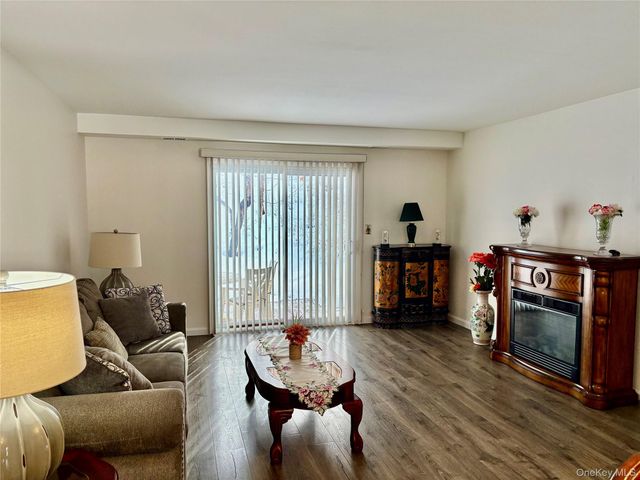 9 Willow Ct 9, Selden, NY 11784