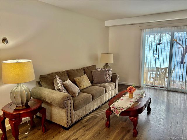 9 Willow Ct 9, Selden, NY 11784