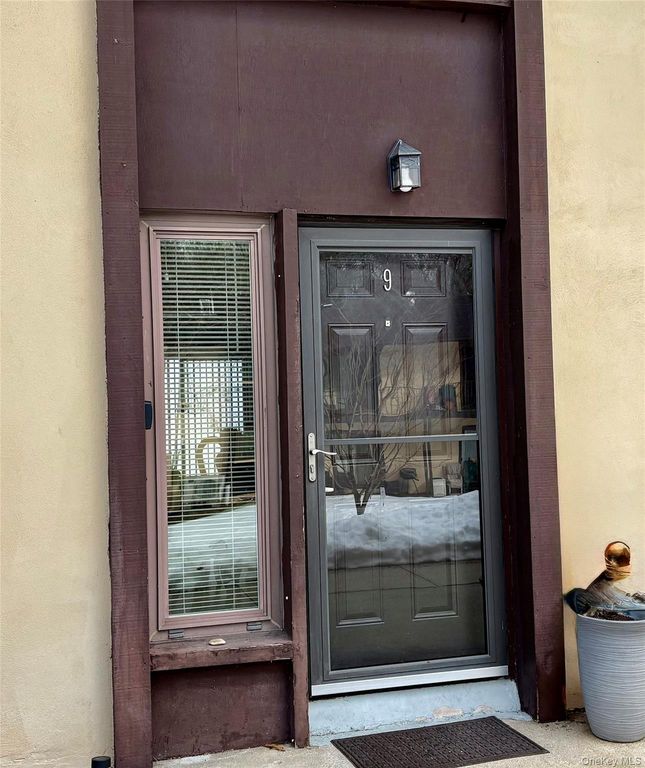 9 Willow Ct 9, Selden, NY 11784