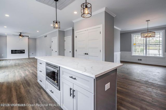 751 Leeward Avenue, Beachwood, NJ 08722
