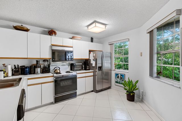 6737 Via Regina, Boca Raton, FL 33433