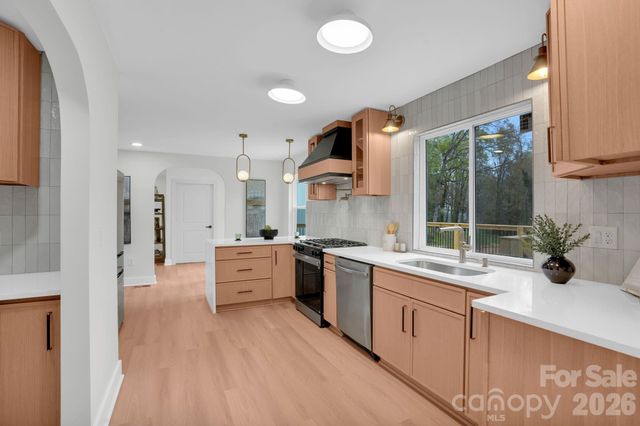 2011 E Barden Road, Charlotte, NC 28226