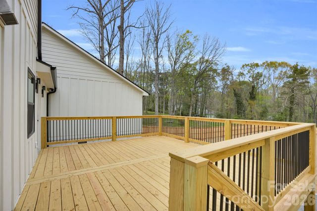 2011 E Barden Road, Charlotte, NC 28226