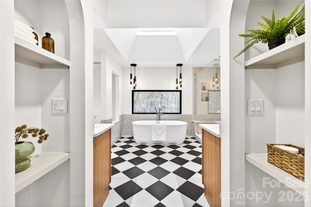 2011 E Barden Road, Charlotte, NC 28226